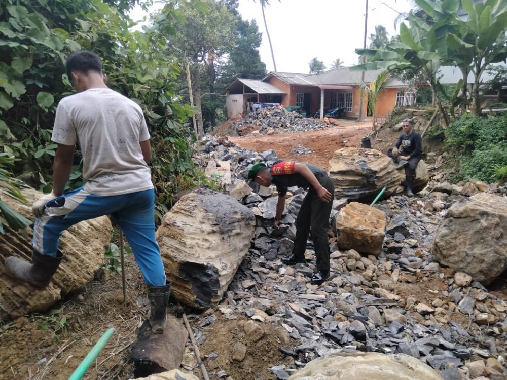 Babinsa Koramil 06/Serasan Komsos Dengan Warga Binaan Yang Sedang Memecah Batu Babinsa Koramil 06/Serasan Komsos Dengan Warga Binaan Yang Sedang Memecah Batu