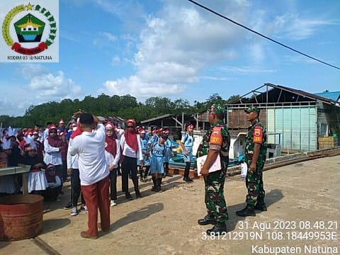 Babinsa Koramil 03/Sedai Jadi Juri Lomba Gerak Jalan Pelajar Sedanau Timur