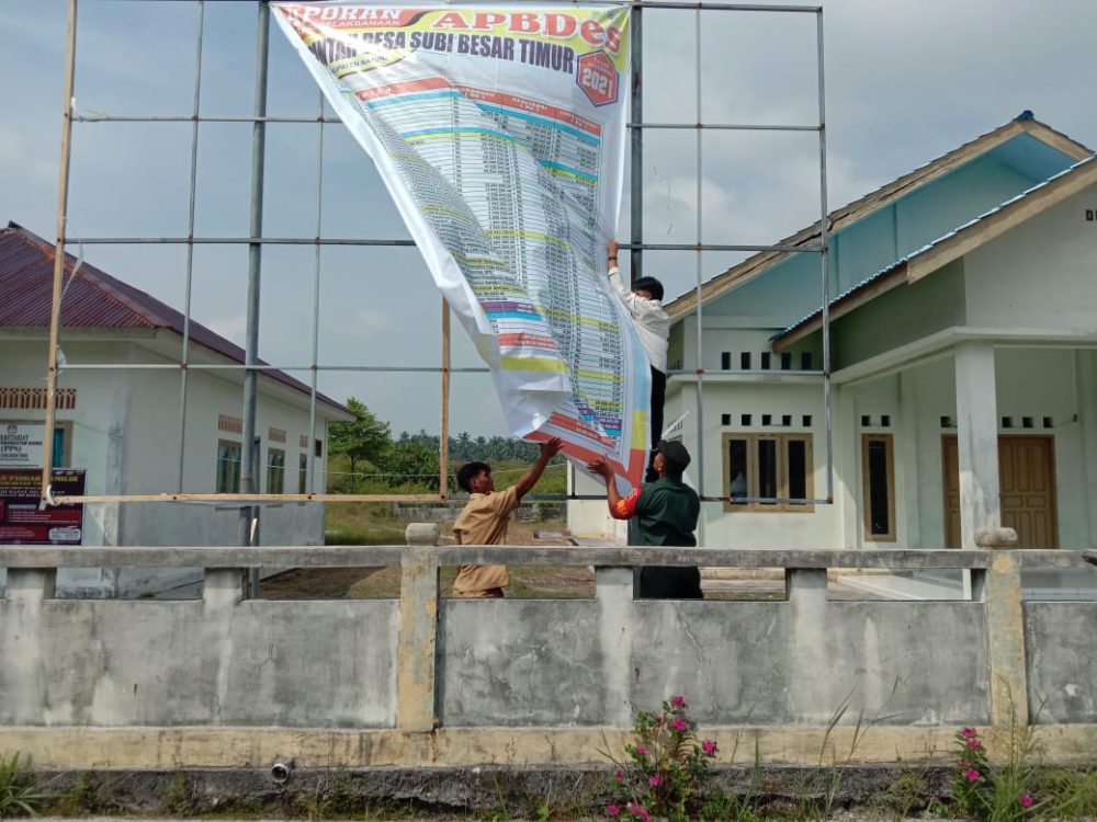 Babinsa Serka Saroji Bantu Warga Pasang Baliho Desa Subi Besar Babinsa Serka Saroji Bantu Warga Pasang Baliho Desa Subi Besar