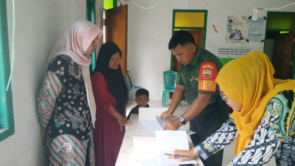 Babinsa Sertu Harahap Lakukan Pendampingan Posyandu Balita Desa Baru Berian