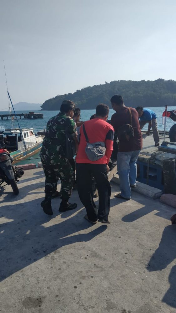 Salut, Babinsa Ini Bantu Turun Naik Penumpang Untuk Menyebrang Salut, Babinsa Ini Bantu Turun Naik Penumpang Untuk Menyebrang