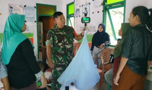 Babinsa Sertu Harahap Dampingi Nakes, Berikan Makanan Tambahan Bagi Balita Stunting