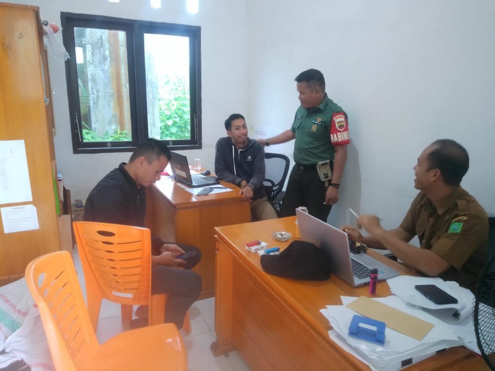 Babinsa Koramil 06/Serasan Jalin Komsos Dengan Perangkat Desa Pangkalan
