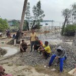 Turun Lapangan, Babinsa Sertu Riadianto Komsos Dengan Para Pekerja Bangunan