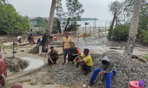 Turun Lapangan, Babinsa Sertu Riadianto Komsos Dengan Para Pekerja Bangunan