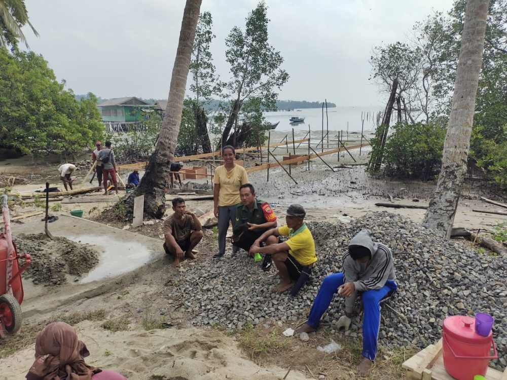 Turun Lapangan, Babinsa Sertu Riadianto Komsos Dengan Para Pekerja Bangunan