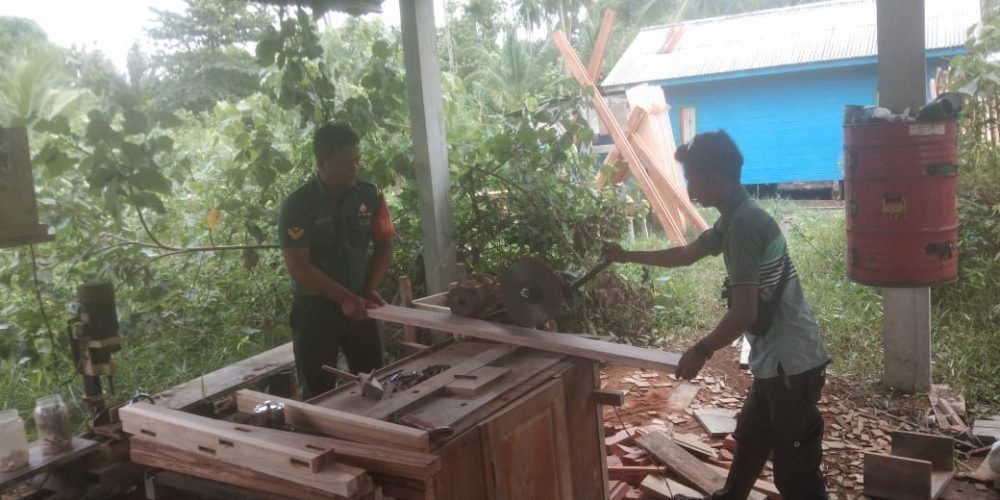 Babinsa Sertu J Pangaribuan Jalin Komsos Dengan Pengerajin Kayu