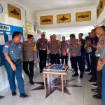 Memperingati HUT TNI AL ke-78, Kapolres Bintan Berikan Kue dan Ucapan Selamat Ulang Tahun