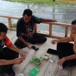 Tingkatkan Koordinasi, Babinsa Serka Saroji Komsos Dengan Kades Subi Besar