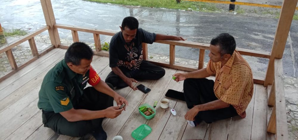 Tingkatkan Koordinasi, Babinsa Serka Saroji Komsos Dengan Kades Subi Besar