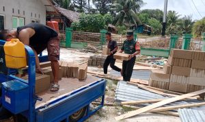 Atasi Kesulitan Rakyat, Babinsa Sertu Chaniago Babtu Warga Angkat Batu Bata