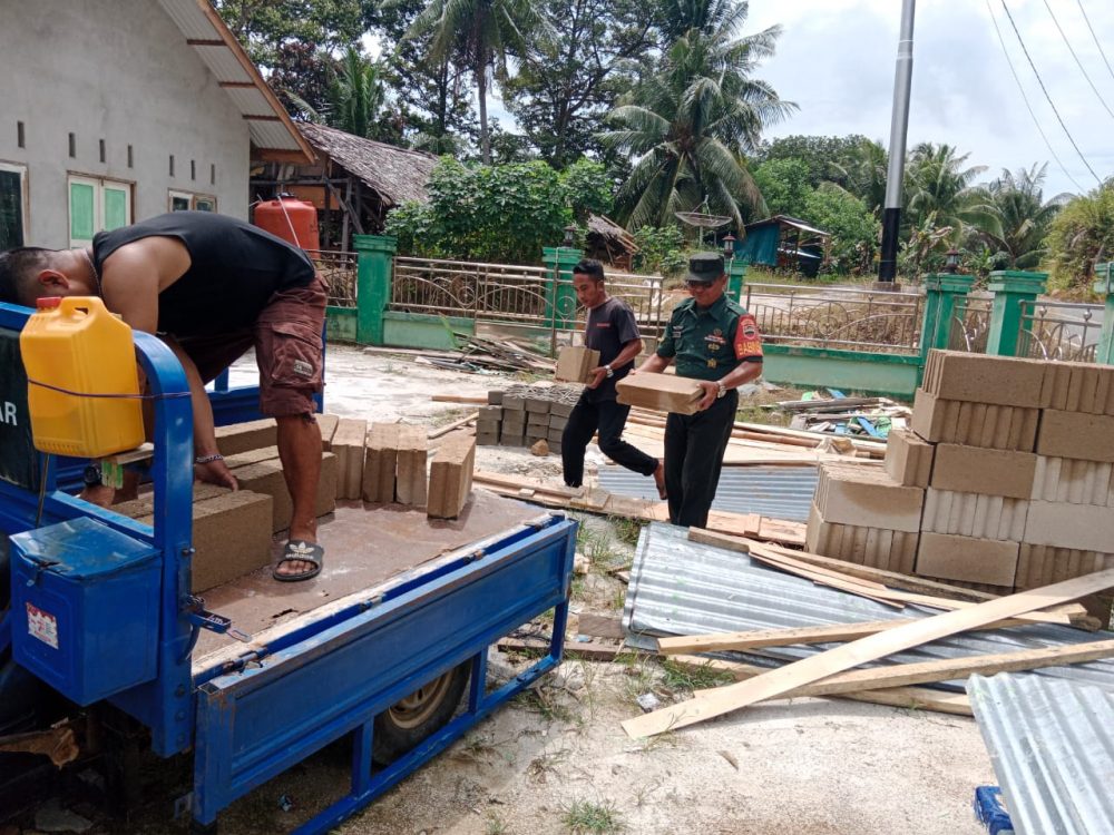 Atasi Kesulitan Rakyat, Babinsa Sertu Chaniago Babtu Warga Angkat Batu Bata Atasi Kesulitan Rakyat, Babinsa Sertu Chaniago Babtu Warga Angkat Batu Bata
