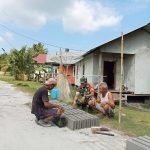 Jalin Keakraban, Babinsa Serda Sianipar Komsos Bersama Warga Binaan Yang Sedang Mencetak Batako