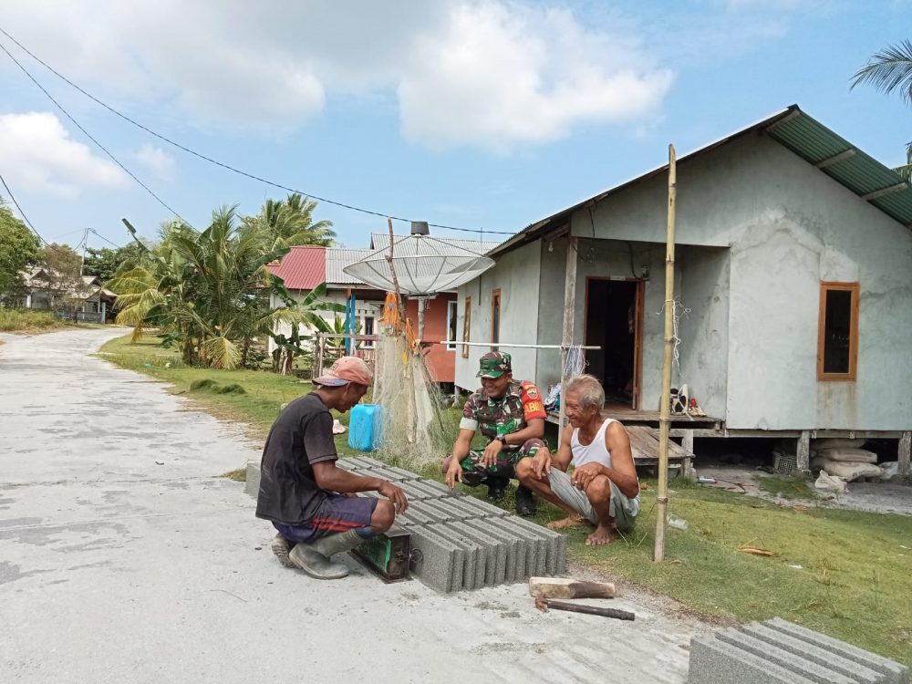 Jalin Keakraban, Babinsa Serda Sianipar Komsos Bersama Warga Binaan Yang Sedang Mencetak Batako Jalin Keakraban, Babinsa Serda Sianipar Komsos Bersama Warga Binaan Yang Sedang Mencetak Batako