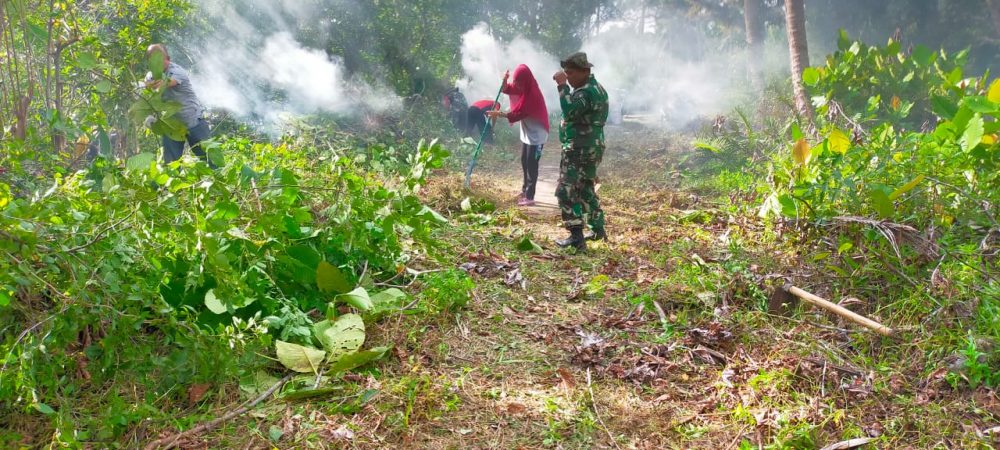 Babinsa Koramil 03/Sedanau Goro Bersama Warga Bersihkan Jalanan Umum Kelurahan Sedanau