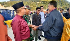 Plh. Danramil 06/Serasan Beserta Anggota Lakukan Penyambutan Kedatangan Kunker Bupati Natuna Plh. Danramil 06/Serasan Beserta Anggota Lakukan Penyambutan Kedatangan Kunker Bupati Natuna