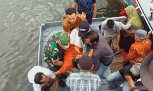 Peduli Sesama, Babinsa Sertu Harahap Bantu Evakuasi Warga Binaan Tersengat Tawon