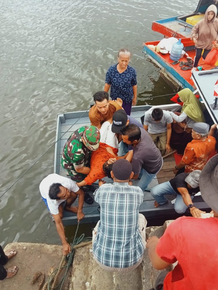 Peduli Sesama, Babinsa Sertu Harahap Bantu Evakuasi Warga Binaan Tersengat Tawon