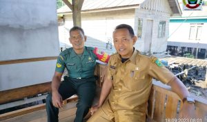 Jalin Koordinasi, Babinsa Sertu Syahruddin Komsos Bersama Kades Mekar Jaya