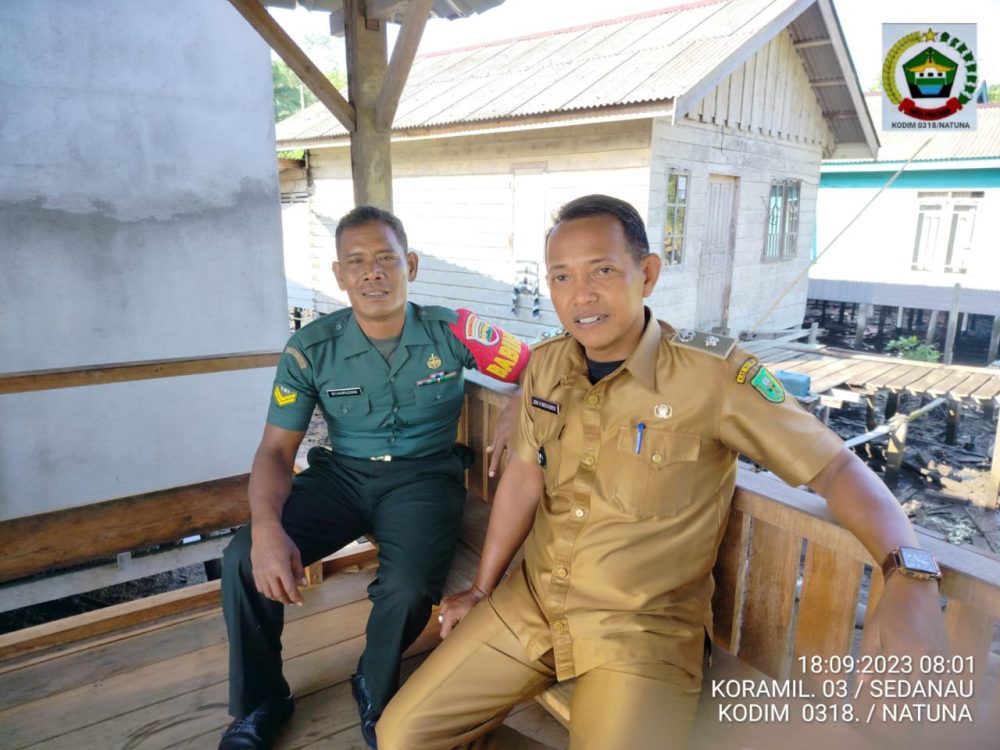 Jalin Koordinasi, Babinsa Sertu Syahruddin Komsos Bersama Kades Mekar Jaya