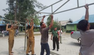 Babinsa Koramil 06/Serasan Bantu Sekolah SMA N 1 Serasan Dirikan Tenda Untuk Kegiatan