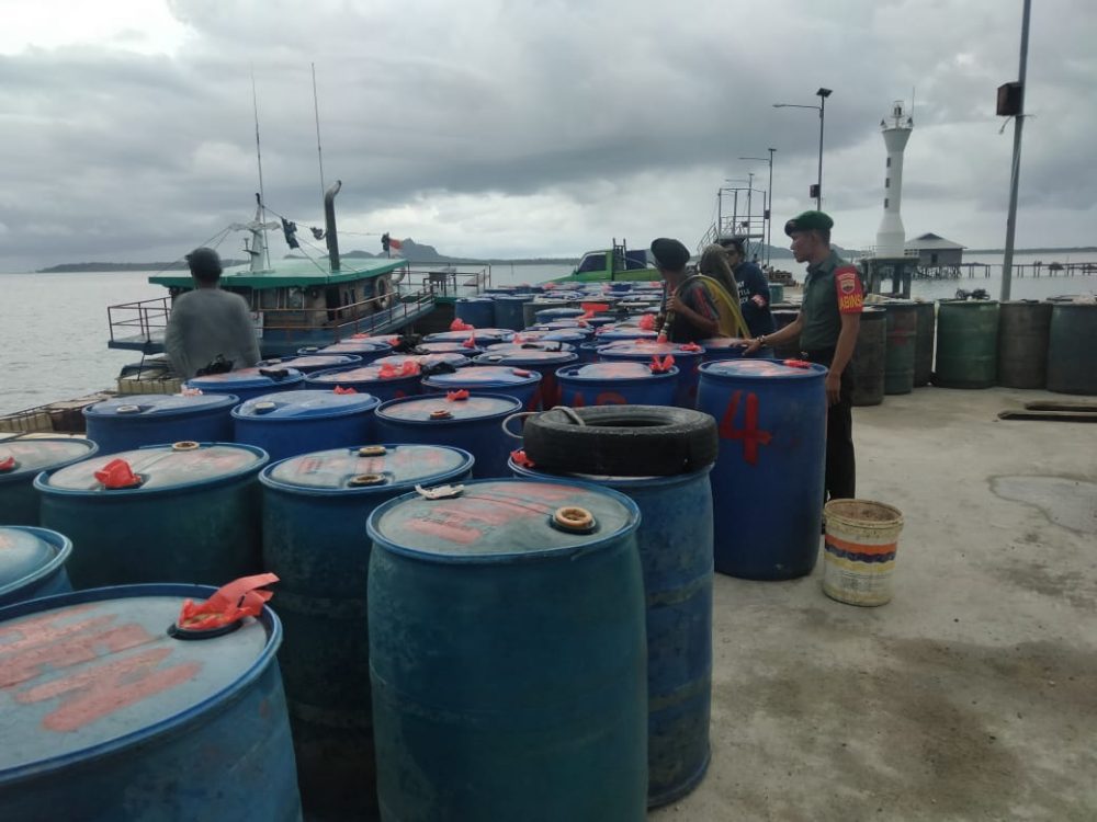 Agar Tepat Sasaran, Babinsa Koramil 06/Serasan Kawal Pendistribusian BBM Bersubsidi Agar Tepat Sasaran, Babinsa Koramil 06/Serasan Kawal Pendistribusian BBM Bersubsidi