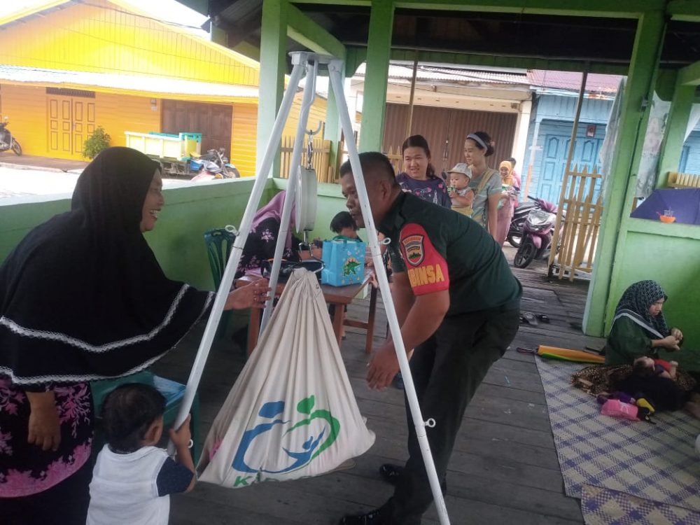Babinsa Koramil 03/Sedanau Dampingi Kegiatan Posyandu Desa Selaut