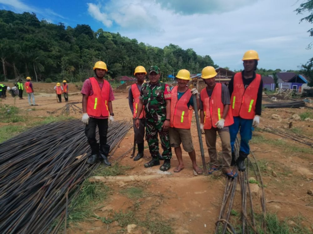 Babinsa Koramil 06/Serasan Ingatkan Para Pekerja Bangunan Utamakan Keselamatan Babinsa Koramil 06/Serasan Ingatkan Para Pekerja Bangunan Utamakan Keselamatan