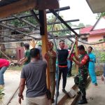 TNI Manunggal, Babinsa Koramil 06/Serasan Turut Bantu Staf Kecamatan Perbaiki Atap