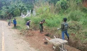 Akrab Bersama Warga, Babinsa Koramil 06/Serasan Goro Bersihkan Saluran Drainase
