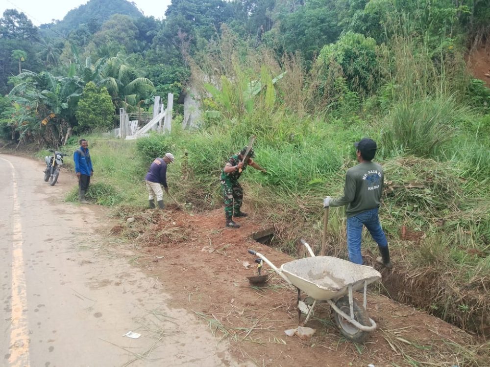 Akrab Bersama Warga, Babinsa Koramil 06/Serasan Goro Bersihkan Saluran Drainase
