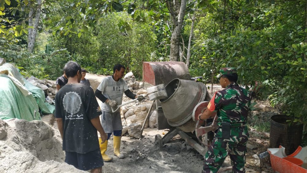 Jaga Kedekatan, Babinsa Koramil 06/Serasan Komsos Dengan Pekerja Bangunan Jaga Kedekatan, Babinsa Koramil 06/Serasan Komsos Dengan Pekerja Bangunan