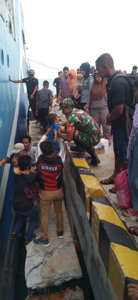 Atasi Kesulitan Rakyat, Babinsa Serda Sianipar Bantu Kelancaran Turun Naik Penumpang Kapal