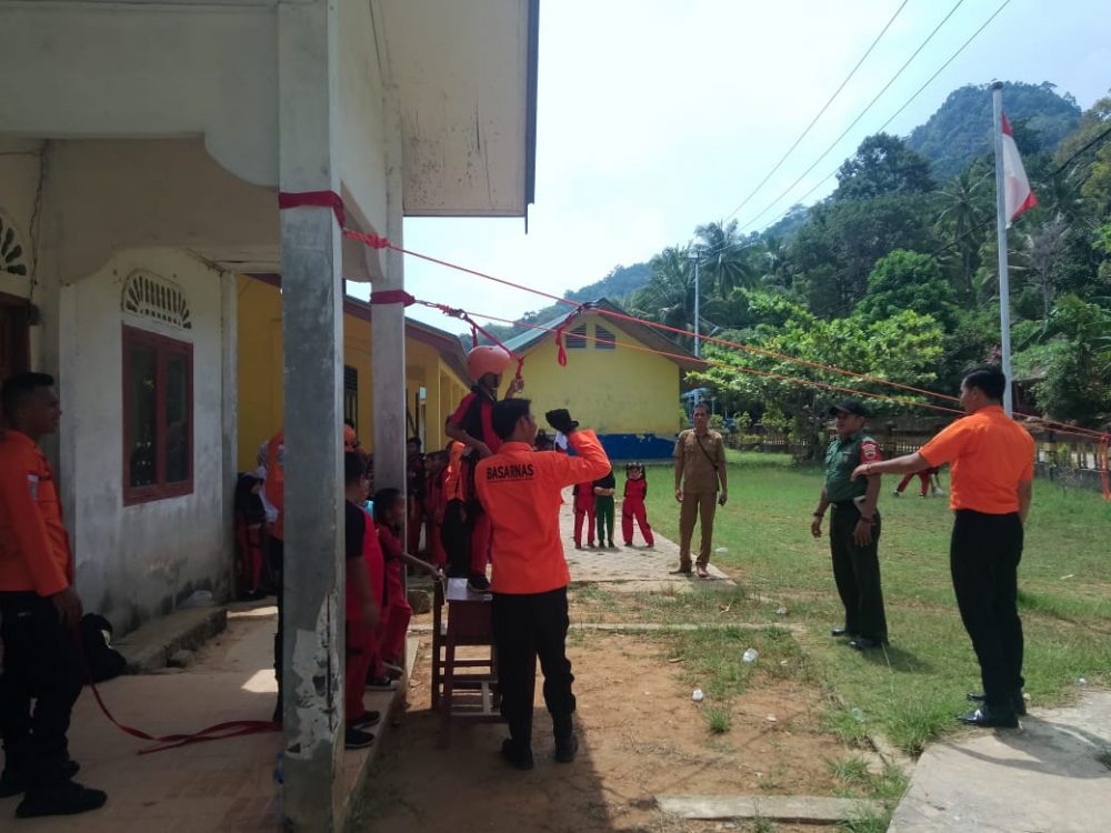 Babinsa Serda Suwarno : Pentingnya Pengenalan Tata Cara Penyelamatan Saat Bencana Alam Bagi Anak Usia Dini