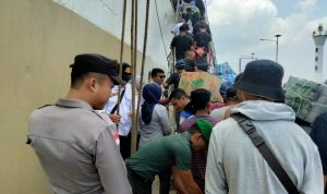 Babinsa Serda Perangin Lakukan Pengamanan Turun Naik Penumpang Kapal