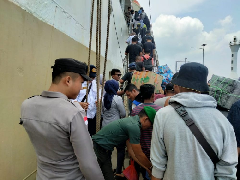Babinsa Serda Perangin Lakukan Pengamanan Turun Naik Penumpang Kapal Babinsa Serda Perangin Lakukan Pengamanan Turun Naik Penumpang Kapal