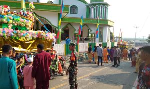 Personil Koramil 06/Serasan Lakukan Pengamanan Pawai Bunga Rampai Peringati Maulid Nabi SAW