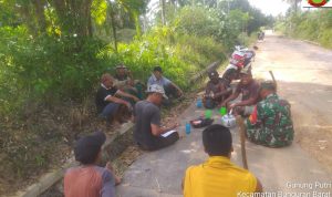 Babinsa Koramil 03/Sedanau Bersama Babinkamtibmas Komsos Dengan Warga Binaan Babinsa Koramil 03/Sedanau Bersama Babinkamtibmas Komsos Dengan Warga Binaan