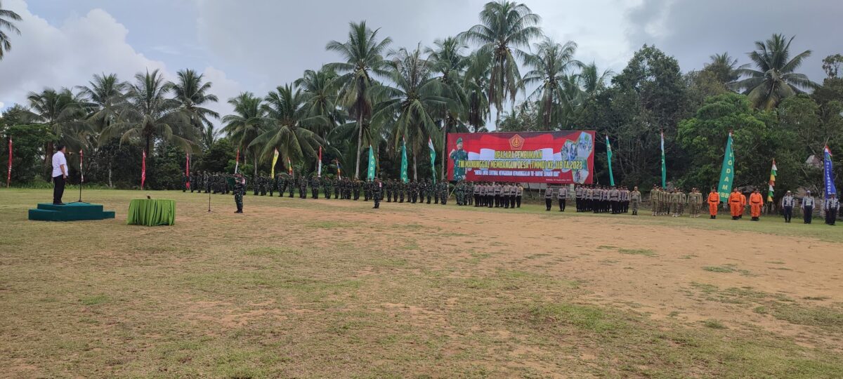 Diguyur Hujan, Bupati Natuna Pimpinan Upacara Pembukaan TMMD Ke-118 Desa Selemam