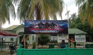 Sambut HUT TNI Ke-78, Koramil 03/Sedanau Pasang Spanduk