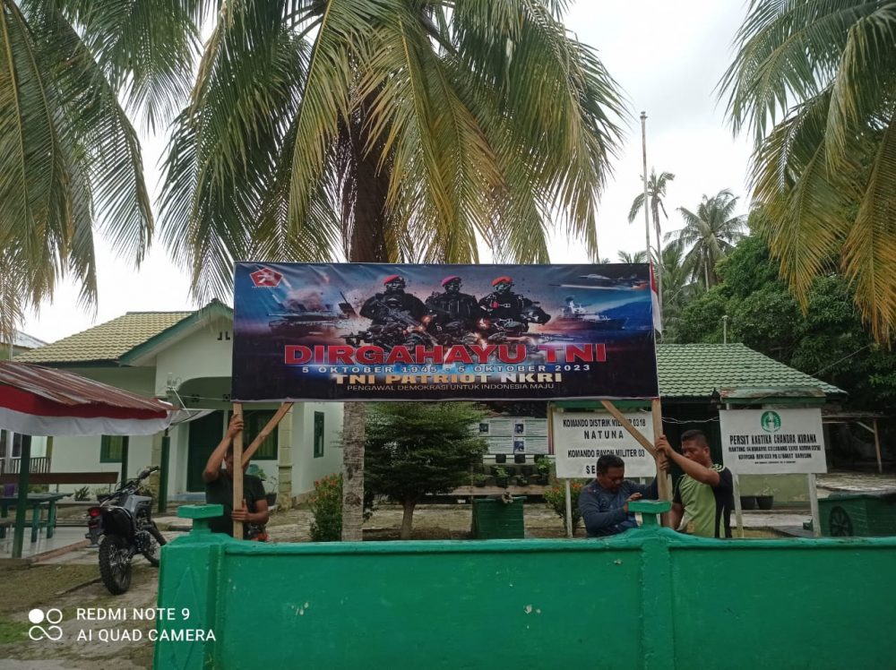 Sambut HUT TNI Ke-78, Koramil 03/Sedanau Pasang Spanduk