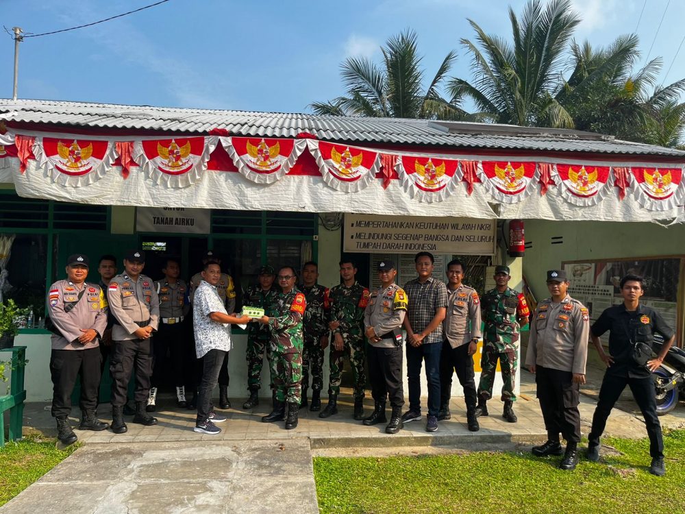 Di HUT TNI Ke-78, Koramil 06/Serasan Terima Kejutan Dari Polsek Di HUT TNI Ke-78, Koramil 06/Serasan Terima Kejutan Dari Polsek