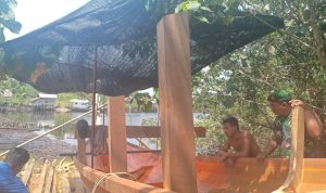 Penuh Keakraban Babinsa Komsos bersama Pembuat Kapal Nelayan Tradisional