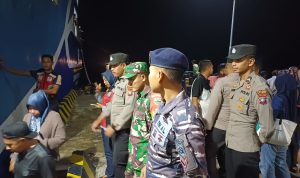 Babinsa Serda Sianipar Bersama Instansi Samping Turut Lakukan Pengamanan Turun Naik Penumpang Kapal Babinsa Serda Sianipar Bersama Instansi Samping Turut Lakukan Pengamanan Turun Naik Penumpang Kapal