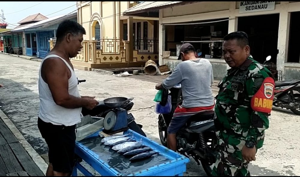 Babinsa Serka Manurung Jalin Komsos Dengan Pedagang  Ikan Kelurahan Sedanau