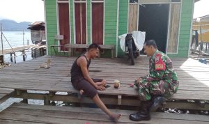 Ciptakan Kedekatan, Babinsa Serda Dadang Kembali Jalin Komsos Dengan Warga