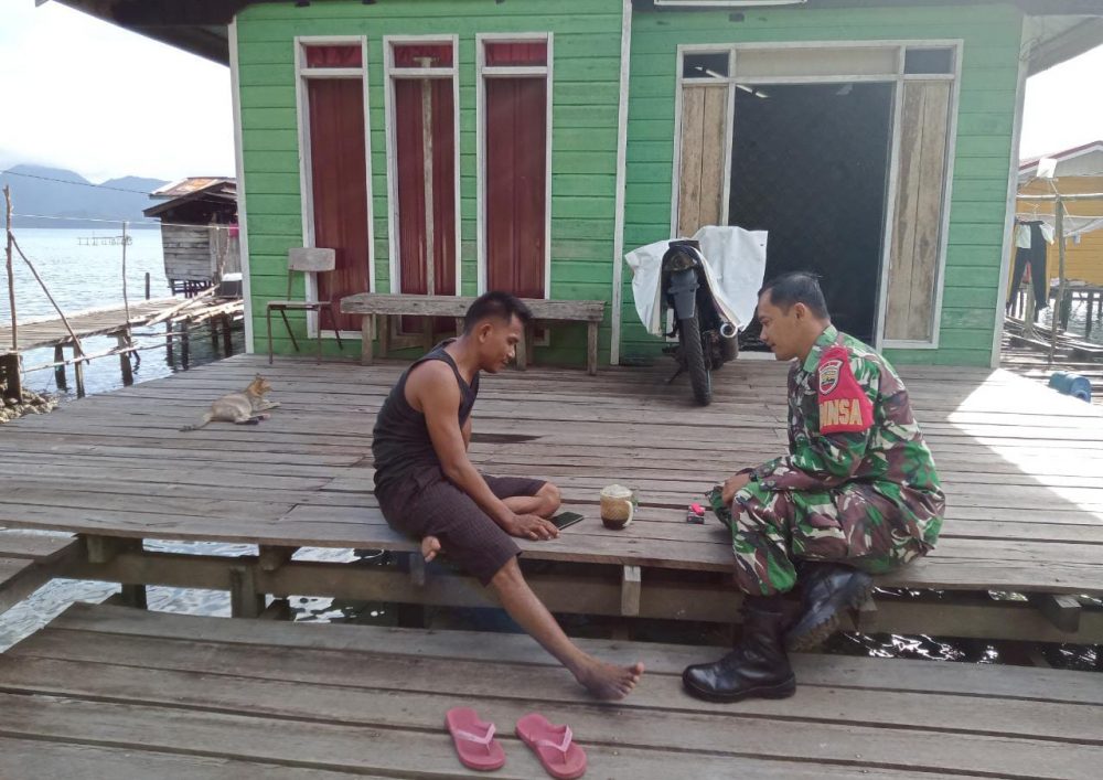 Ciptakan Kedekatan, Babinsa Serda Dadang Kembali Jalin Komsos Dengan Warga Ciptakan Kedekatan, Babinsa Serda Dadang Kembali Jalin Komsos Dengan Warga