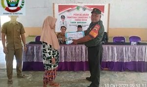 Babinsa Koramil 03/Sedanau Kembali Awasi Penyaluran BLT DD Desa Semedang Agar Tepat Sasaran