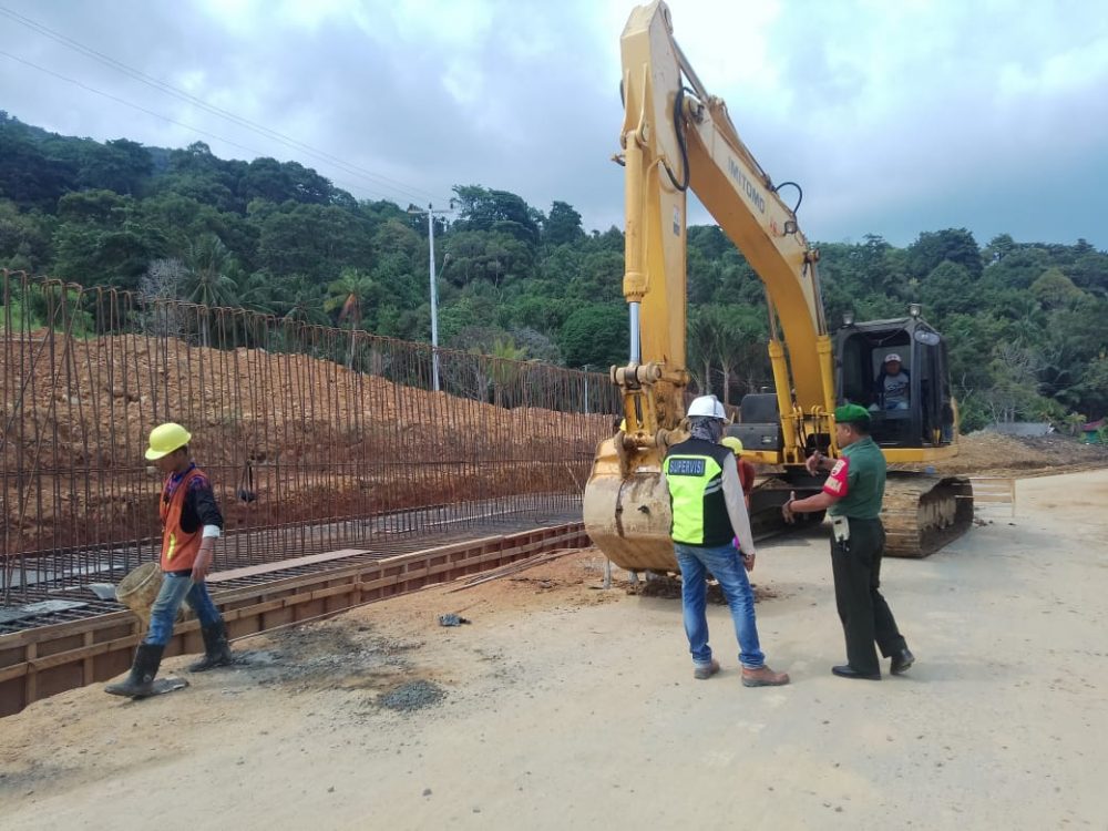 Babinsa Koramil 06/Serasan Pantau Proses Pekerjaan Proyek Penahan Tanah Pasca Longsor
