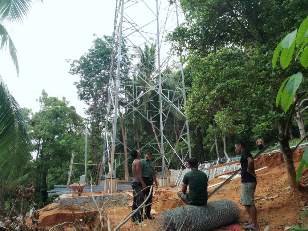 Babinsa Serda Suwarno Komsos Bersama Para Pekerja Proyek Pembangunan Tower Babinsa Serda Suwarno Komsos Bersama Para Pekerja Proyek Pembangunan Tower